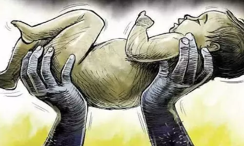 പെൺകുഞ്ഞായതിനാൽ വളർത്താൻ പണമില്ല; ഡൽഹിയിൽ പത്ത് മാസം പ്രായമുള്ള മകളെ അച്ഛൻ ശ്വാസം മുട്ടിച്ച് കൊന്നു