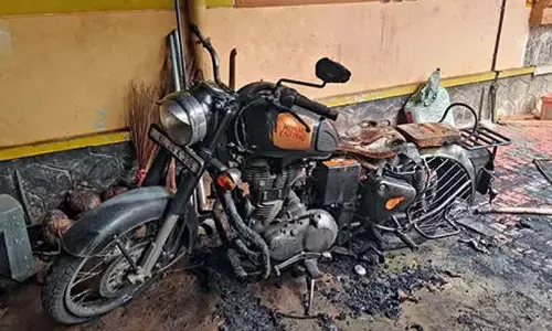 പൊലീസുദ്യോഗസ്ഥന്‍റെ ബൈക്ക് കത്തിച്ച സംഭവത്തിൽ ട്വിസ്റ്റ്; യുവതികൾ പിടിയിൽ, ഒരാൾ ആത്മഹത്യക്ക് ശ്രമിച്ചു