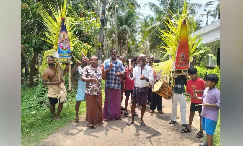 കോഴിക്കളിയാട്ടത്തിന്റെ വരവറിയിച്ച് പൊയ്കുതിര സംഘങ്ങളുടെ ഊരുചുറ്റൽ കോഴിക്കളിയാട്ടത്തിന്റെ വരവറിയിച്ച് പൊയ്കുതിര സംഘങ്ങളുടെ ഊരുചുറ്റൽ