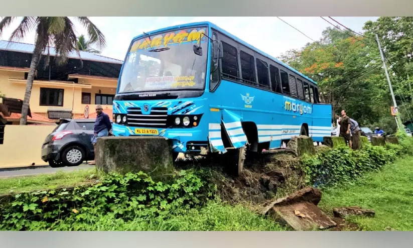 സ്കൂട്ടറിൽ ഇടിക്കാതിരിക്കാൻ വെട്ടിച്ച സ്വകാര്യ ബസ് അപകടത്തിൽപ്പെട്ടു സ്കൂട്ടറിൽ ഇടിക്കാതിരിക്കാൻ വെട്ടിച്ച സ്വകാര്യ ബസ് അപകടത്തിൽപ്പെട്ടു