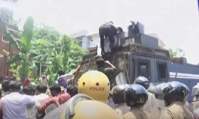 തിരുവനന്തപുരത്തെ പൊലീസ് നടപടി: എസ്.എഫ്.ഐ മാർച്ചിൽ സംഘർഷം; മലപ്പുറത്ത് ജലപീരങ്കി കൈയേറി പ്രവർത്തകർ തിരുവനന്തപുരത്തെ പൊലീസ് നടപടി: എസ്.എഫ്.ഐ മാർച്ചിൽ സംഘർഷം; മലപ്പുറത്ത് ജലപീരങ്കി കൈയേറി പ്രവർത്തകർ