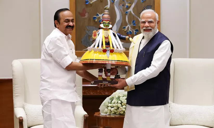 വി.ഡി. സതീശൻ പ്രധാനമന്ത്രിയുമായി കൂടിക്കാഴ്ച നടത്തി; കഥകളിയിലെ കൃഷ്ണവേഷ ശിൽപം സമ്മാനിച്ചു വി.ഡി. സതീശൻ പ്രധാനമന്ത്രിയുമായി കൂടിക്കാഴ്ച നടത്തി; കഥകളിയിലെ കൃഷ്ണവേഷ ശിൽപം സമ്മാനിച്ചു