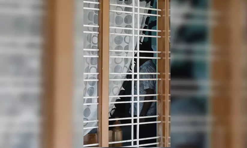 ജനൽ കുറ്റിയിടാൻ മറന്നു; അർധരാത്രിയിൽ വീട്ടമ്മക്ക് നഷ്ടമായത് രണ്ടര പവന്റെ സ്വർണം, താലി പറമ്പിൽ! ജനൽ കുറ്റിയിടാൻ മറന്നു; അർധരാത്രിയിൽ വീട്ടമ്മക്ക് നഷ്ടമായത് രണ്ടര പവന്റെ സ്വർണം, താലി പറമ്പിൽ!