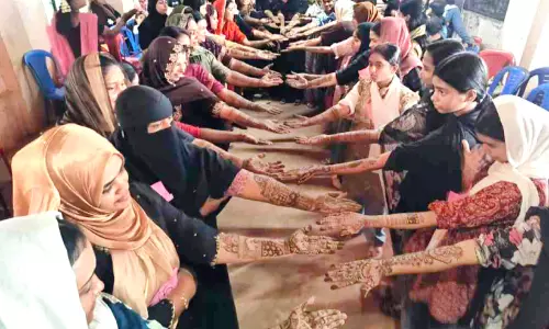 ചുവപ്പഴക് വിരിഞ്ഞ് മെഹന്തി മത്സരം
