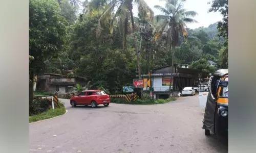 അപകടം പതിവായി കരിമ്പൻ പള്ളിക്കവല
