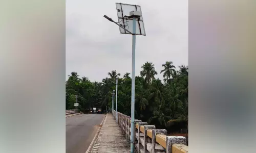 പാലത്തിലെ  സോളാർ പാനലുകൾ  തുരുമ്പെടുത്ത് നശിക്കുന്നു