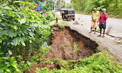 പാതയോരത്തെ കൽക്കെട്ട് ഇടിഞ്ഞ് തോട്ടിൽ പതിച്ചു; മലയോര ഹൈവേ അപകടാവസ്ഥയിൽ