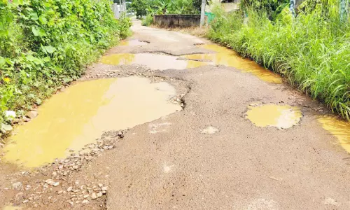 മഴ ശക്തി പ്രാപിച്ചതോടെ റോഡുകൾ കുളമായി; ഗതാഗതം ദുരിതപൂർണം