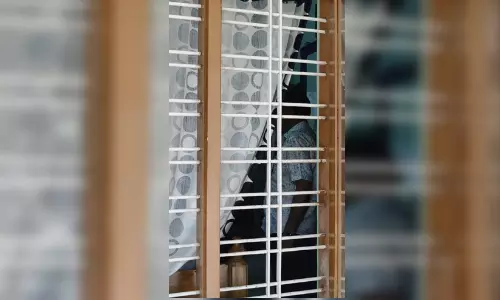 ജനൽ കുറ്റിയിടാൻ മറന്നു; അർധരാത്രിയിൽ വീട്ടമ്മക്ക് നഷ്ടമായത് രണ്ടര പവന്റെ സ്വർണം, താലി പറമ്പിൽ!