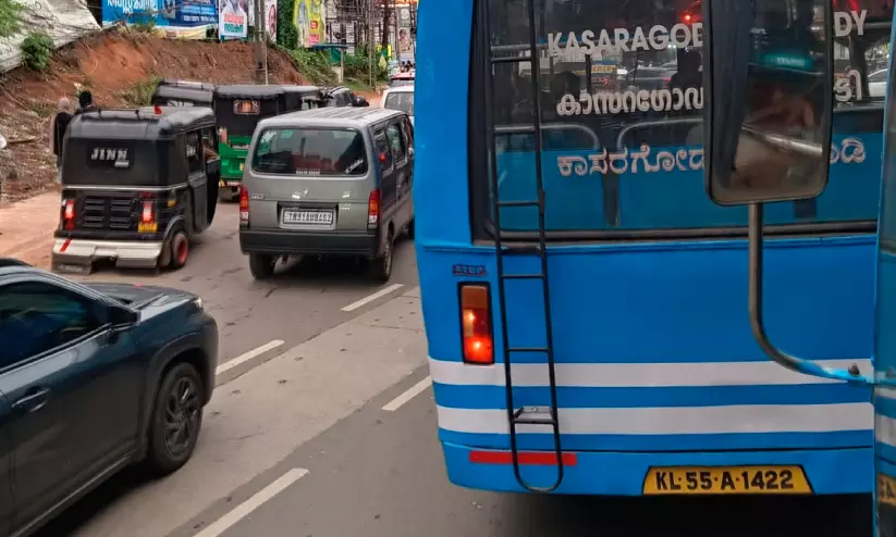 കാസർകോട് ടൗണിൽ ഗതാഗതക്കുരുക്ക് രൂക്ഷം; പരിഹരിക്കാനാകാതെ അധികൃതർ കാസർകോട് ടൗണിൽ ഗതാഗതക്കുരുക്ക് രൂക്ഷം; പരിഹരിക്കാനാകാതെ അധികൃതർ