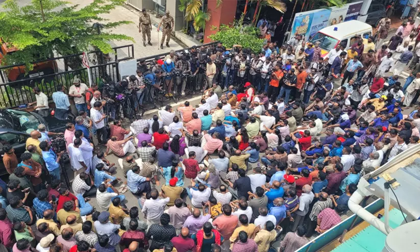 ഇ.ഡി റെയ്ഡിൽ പ്രതിഷേധവുമായി സി.പി.എം; പിണറായി വിജയന്റെ വീടിന് മുന്നിൽ നേതാക്കളുടെ കുത്തിയിരിപ്പ് സമരം ഇ.ഡി റെയ്ഡിൽ പ്രതിഷേധവുമായി സി.പി.എം; പിണറായി വിജയന്റെ വീടിന് മുന്നിൽ നേതാക്കളുടെ കുത്തിയിരിപ്പ് സമരം