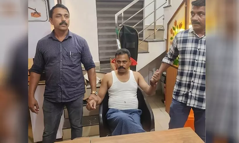 കൈക്കൂലി വാങ്ങുന്നതിനിടെ ചേര്ത്തല ഡിവൈ.എസ്.പി പിടിയിൽ കൈക്കൂലി വാങ്ങുന്നതിനിടെ ചേര്ത്തല ഡിവൈ.എസ്.പി പിടിയിൽ