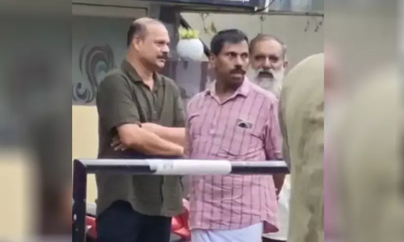 പിണറായിയുടെ വസതിക്ക് മുന്നിൽ സസ്പെൻഷനിലുള്ള സുരക്ഷാ ജീവനക്കാരും പിണറായിയുടെ വസതിക്ക് മുന്നിൽ സസ്പെൻഷനിലുള്ള സുരക്ഷാ ജീവനക്കാരും