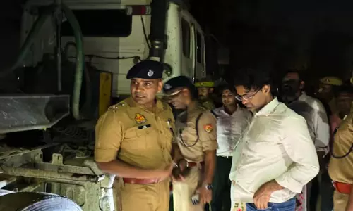 യു.പിയിൽ ക്ഷേത്രത്തിലേക്ക് ലോറി പാഞ്ഞുകയറി അഞ്ചുവയസ്സുകാരനടക്കം മൂന്നുപേർ മരിച്ചു; അഞ്ച് പേർക്ക് പരിക്ക്