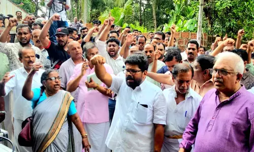 ഇ.ഡി റെയ്ഡ്: പിണറായിയിൽ പ്രതിഷേധവുമായി സി.പി.എം പ്രവർത്തകർ ഇ.ഡി റെയ്ഡ്: പിണറായിയിൽ പ്രതിഷേധവുമായി സി.പി.എം പ്രവർത്തകർ