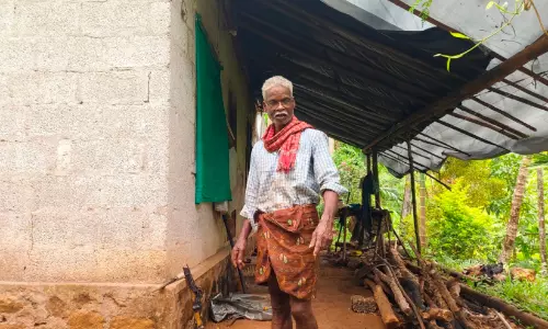 ആനയിറങ്ങുന്ന നാട്ടില്‍ അയാള്‍ തനിച്ചാണ്...