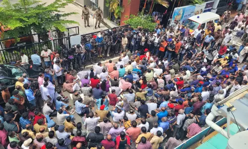 ഇ.ഡി റെയ്ഡിൽ പ്രതിഷേധവുമായി സി.പി.എം; പിണറായി വിജയന്റെ വീടിന് മുന്നിൽ നേതാക്കളുടെ കുത്തിയിരിപ്പ് സമരം