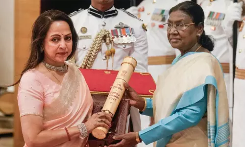 എനിക്ക് ഏറെ അഭിമാന നിമിഷം, വൈകാരികവും; ധർമേന്ദ്രയുടെ പത്മവിഭൂഷൺ പുരസ്കാരവുമായി ഹേമമാലിനി