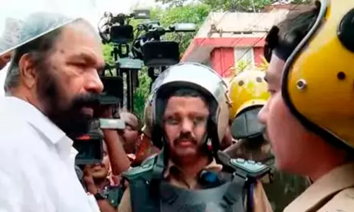 ഇ.ഡി വാഹനം തകർത്ത സംഭവം; പ്രതികളെ പിടികൂടാൻ പൊലീസ് പാർട്ടി ഓഫിസിനു മുന്നിൽ; ഉള്ളിൽ കയറാൻ അനുവദിക്കാതെ നേതാക്കൾ