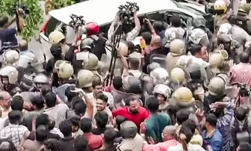 നിലപാടിലുറച്ച് പൊലീസ്: പാർട്ടി ഓഫിസിൽ കയറിയ പ്രതികളെ വിട്ടുതരണമെന്ന് ആവശ്യം