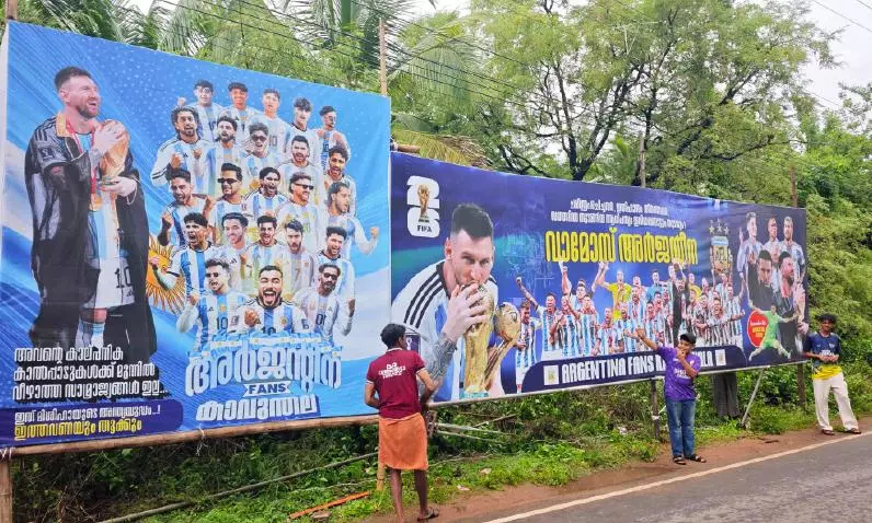 ഫ്ലക്സുകൾ ഉയരുന്നു; നാട് ഫുട്ബാൾ ജ്വരത്തിലേക്ക് ഫ്ലക്സുകൾ ഉയരുന്നു; നാട് ഫുട്ബാൾ ജ്വരത്തിലേക്ക്