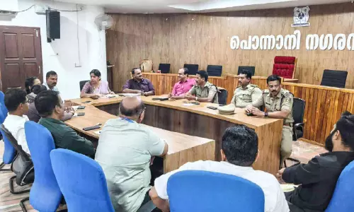 പെ​രു​ന്നാ​ളാ​ഘോ​ഷം പ്ര​മാ​ണി​ച്ച് പൊ​ന്നാ​നി​യി​ലേ​ക്ക് വി​നോ​ദ​സ​ഞ്ചാ​രി​ക​ളു​ടെ ഒ​ഴു​ക്ക്