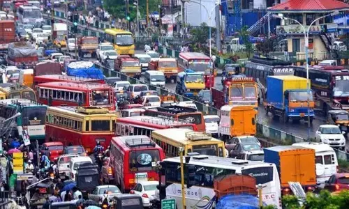 തലസ്ഥാനം ‘മുൾമുനയിൽ’, ജനങ്ങളുടെ സഞ്ചാര സ്വാതന്ത്ര്യവും മുടങ്ങുന്നു തലസ്ഥാനം ‘മുൾമുനയിൽ’, ജനങ്ങളുടെ സഞ്ചാര സ്വാതന്ത്ര്യവും മുടങ്ങുന്നു
