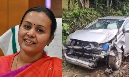 വീണ ജോർജും കുടുംബവും സഞ്ചരിച്ച കാർ അപകടത്തിൽപ്പെട്ടു; നിയന്ത്രണം വിട്ട കാർ ഇലക്ട്രിക് പോസ്റ്റിൽ ഇടിച്ചു കയറി വീണ ജോർജും കുടുംബവും സഞ്ചരിച്ച കാർ അപകടത്തിൽപ്പെട്ടു; നിയന്ത്രണം വിട്ട കാർ ഇലക്ട്രിക് പോസ്റ്റിൽ ഇടിച്ചു കയറി