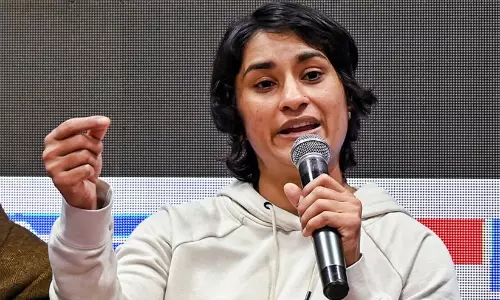 വിനേഷ് ഫോഗട്ടിനെ ഏഷ്യൻ ഗെയിംസ് ട്രയൽസിൽ  പങ്കെടുക്കാൻ അനുവദിച്ച ഹൈക്കോടതി വിധിക്കെതിരെ   റെസ്‌ലിംഗ് ഫെഡറേഷൻ സുപ്രീം കോടതിയിൽ