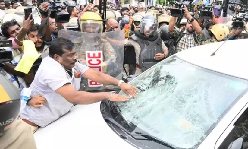 ഇ.ഡി ഉദ്യോഗസ്ഥരെ ആക്രമിക്കൽ: ലോക്കൽ സെക്രട്ടറി ഉൾപ്പെടെ 16 സി.പി.എം പ്രവർത്തകർ റിമാൻഡിൽ ഇ.ഡി ഉദ്യോഗസ്ഥരെ ആക്രമിക്കൽ: ലോക്കൽ സെക്രട്ടറി ഉൾപ്പെടെ 16 സി.പി.എം പ്രവർത്തകർ റിമാൻഡിൽ