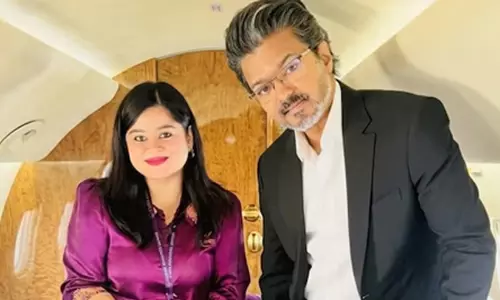 വിജയ്‍യോടൊപ്പമുള്ള യാത്ര ഡ്യൂട്ടി സമയം കൂടുതൽ സവിശേഷമാക്കിയെന്ന് എയർ ഹോസ്റ്റസ്; വൈറലായി ചിത്രം