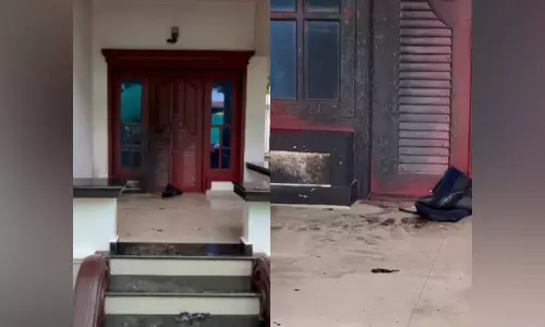 വടകരയിൽ ഡി.സി.സി സെക്രട്ടറിയുടെ വീടിന് മുന്നിൽ വയോധികന്റെ ആത്മഹത്യാശ്രമം; പിന്നിൽ സാമ്പത്തിക ഇടപാടുകളെന്ന് സൂചന വടകരയിൽ ഡി.സി.സി സെക്രട്ടറിയുടെ വീടിന് മുന്നിൽ വയോധികന്റെ ആത്മഹത്യാശ്രമം; പിന്നിൽ സാമ്പത്തിക ഇടപാടുകളെന്ന് സൂചന
