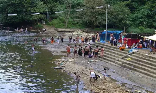 ശബരിമല തീർഥാടകർ പമ്പയിൽ വസ്ത്രം നിക്ഷേപിക്കുന്നത് കർശനമായി തടയണമെന്ന് ഹൈകോടതി