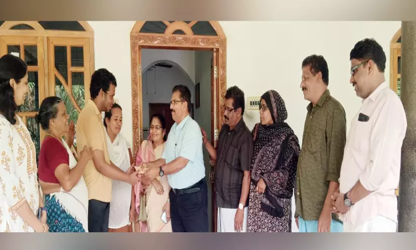 സനു മഠത്തിലിന്റെ മകന് നവയുഗം വിദ്യാഭ്യാസ ധനസഹായം കൈമാറി സനു മഠത്തിലിന്റെ മകന് നവയുഗം വിദ്യാഭ്യാസ ധനസഹായം കൈമാറി