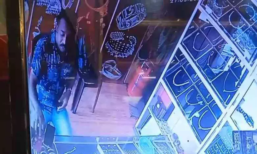 പൊലീസ് ചമഞ്ഞ് ജ്വല്ലറിയില്നിന്ന് ആഭരണങ്ങള് വാങ്ങി മുങ്ങി പൊലീസ് ചമഞ്ഞ് ജ്വല്ലറിയില്നിന്ന് ആഭരണങ്ങള് വാങ്ങി മുങ്ങി