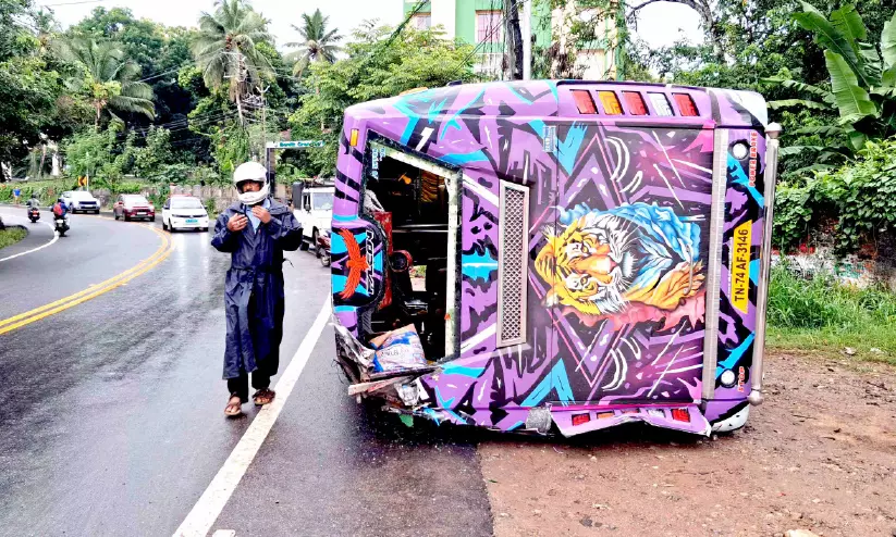 തമിഴ്നാട് തീർഥാടക സംഘം സഞ്ചരിച്ച ടൂറിസ്റ്റ് ബസ് മറിഞ്ഞ് ഏഴു പേർക്ക് പരിക്ക് തമിഴ്നാട് തീർഥാടക സംഘം സഞ്ചരിച്ച ടൂറിസ്റ്റ് ബസ് മറിഞ്ഞ് ഏഴു പേർക്ക് പരിക്ക്