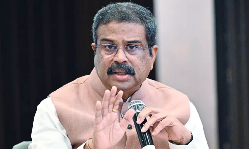 ആദ്യം നീറ്റ്, പിന്നെ സി.ബി.എസ്.ഇ, ഇപ്പോൾ സി.യു.ഇ.ടി; പരീക്ഷാ നടത്തിപ്പിലെ വീഴ്ചയിൽ കേന്ദ്രമന്ത്രി ധർമേന്ദ്ര പ്രധാനെതിരെ രൂക്ഷ വിമർശനം ആദ്യം നീറ്റ്, പിന്നെ സി.ബി.എസ്.ഇ, ഇപ്പോൾ സി.യു.ഇ.ടി; പരീക്ഷാ നടത്തിപ്പിലെ വീഴ്ചയിൽ കേന്ദ്രമന്ത്രി ധർമേന്ദ്ര പ്രധാനെതിരെ രൂക്ഷ വിമർശനം