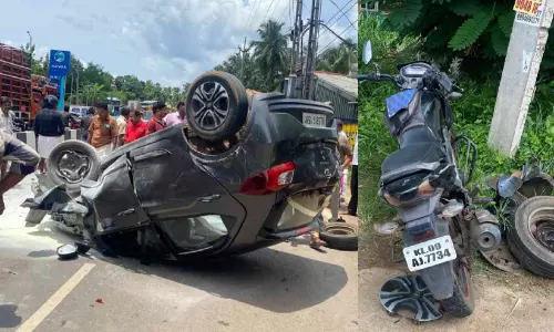 കാർ ബൈക്കിന് മുകളിൽ മറിഞ്ഞു; അഞ്ചുപേർക്ക് പരിക്ക്