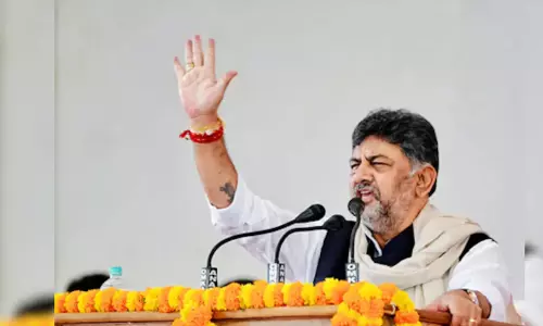 കർണാടകയിൽ അധികാര കൈമാറ്റം: ഡി.കെ ശിവകുമാർ ഗവർണറെ കണ്ടു