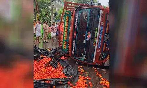 ലോറിയും ബൈക്കും കൂട്ടിയിടിച്ച് അപകടം: നിയന്ത്രണംവിട്ട ലോറി തെന്നി മറിഞ്ഞു, ഗതാഗതം തടസ്സപ്പെട്ടു