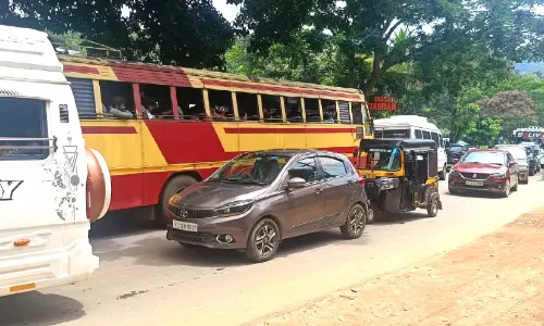 കുരുക്കഴിയാതെ ചുരം