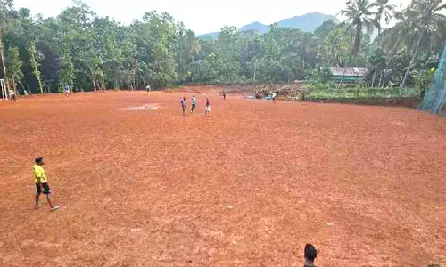 യു​വാ​ക്ക​ളു​ടെ കൂ​ട്ടാ​യ്മ​യി​ൽ കാ​പ്പു​പ​റ​മ്പി​ൽ ക​ളി​സ്ഥ​ല​മാ​യി; അ​വ​രു​ടെ സ്വ​പ്ന​ങ്ങ​ൾ​ക്ക് കി​ക്ക് ഓ​ഫ്