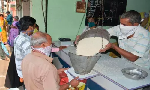 രണ്ട് മാസത്തെ റേഷൻ ഇനി ഒന്നിച്ചില്ല; നീല കാർഡുകൾക്കുള്ള അധിക അരിയും നിർത്തി ഭക്ഷ്യവകുപ്പ്