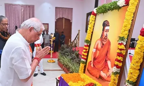 തിരുവള്ളുവറെ കാവി പുതപ്പിച്ചു; തമിഴ്നാട്ടിൽ ഗവർണർക്കെതിരെ രൂക്ഷ വിമർശനം