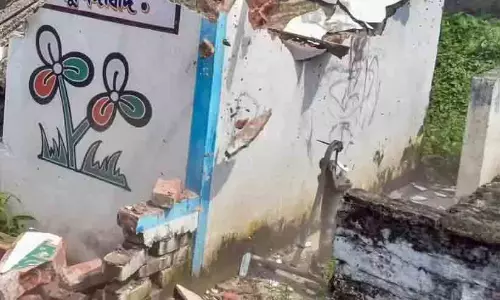 പ്രളയ ദുരിതാശ്വാസ സാമഗ്രികൾ പൂഴ്ത്തിവെച്ചെന്ന് ആരോപണം: തൃണമൂൽ എം.പിയുടെ ഓഫീസ് തകർത്തു പ്രളയ ദുരിതാശ്വാസ സാമഗ്രികൾ പൂഴ്ത്തിവെച്ചെന്ന് ആരോപണം: തൃണമൂൽ എം.പിയുടെ ഓഫീസ് തകർത്തു