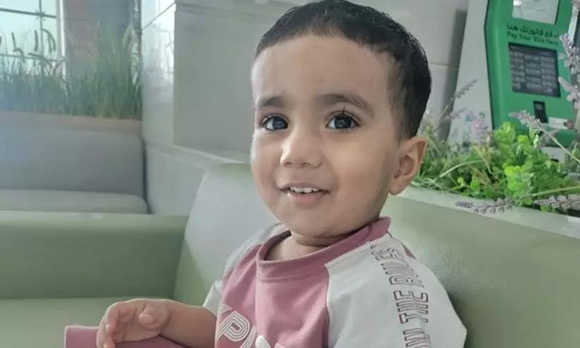 രണ്ട് വയസ്സുകാരൻ ഗോവണിയുടെ ജനാലയിലൂടെ താഴേക്ക് വീണ് മരിച്ചു രണ്ട് വയസ്സുകാരൻ ഗോവണിയുടെ ജനാലയിലൂടെ താഴേക്ക് വീണ് മരിച്ചു