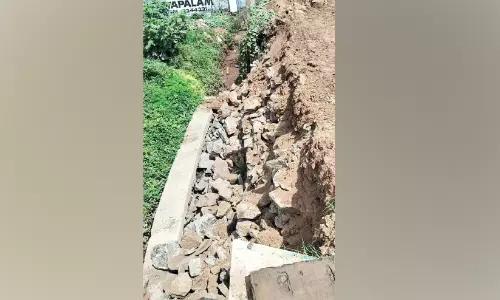 ഒറ്റപ്പാലം -ചെർപ്പുളശ്ശേരി പാതയിൽ വരോട്   മരപ്പാലം പ്രദേശത്തെ സംരക്ഷണ ഭിത്തി തകർന്നു