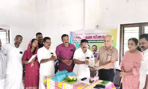 പഠനോപകരണ വിതരണം