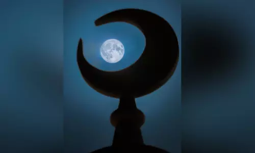 കുവൈത്ത്  ആകാശത്ത് ബ്ലൂ മൈക്രോ മൂൺ വിസ്മയം