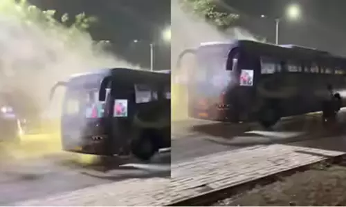 ഐ.പി.എൽ ഫൈനൽ കഴിഞ്ഞ് മടങ്ങവേ ഗുജറാത്ത് ടൈറ്റൻസ് ടീം ബസിന് തീപിടിച്ചു ഐ.പി.എൽ ഫൈനൽ കഴിഞ്ഞ് മടങ്ങവേ ഗുജറാത്ത് ടൈറ്റൻസ് ടീം ബസിന് തീപിടിച്ചു